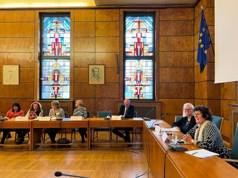 Auf dem Podium: Bezirksbürgermeisterin Schellenberg und EAF-Direktorin und Moderatorin Manuela Möller