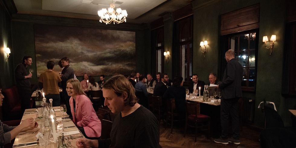 Menschen sitzen an Tischen