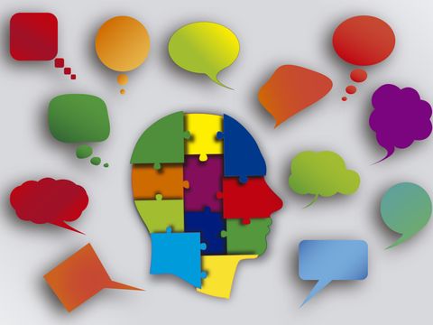 Profil eines Kopfes aus Puzzleteilen zusammengesetzt und von Sprechblasen umgeben