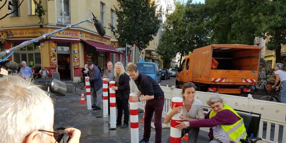 Aufstellung der Diagonalsperren im Wrangelkiez