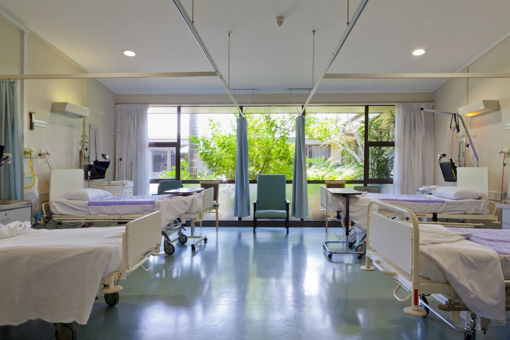 Krankenzimmer mit leeren Krankenhausbetten