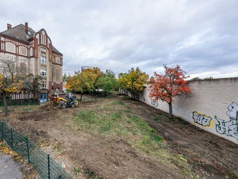 Das Baufeld für den neuen Spielplatz Schöneberger Linse neben der ehem. Teske-Schule wird vorbereitet