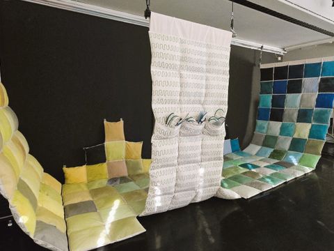 Eine stylische wie gemütliche Lounge lädt im HAU2 zur Pause ein