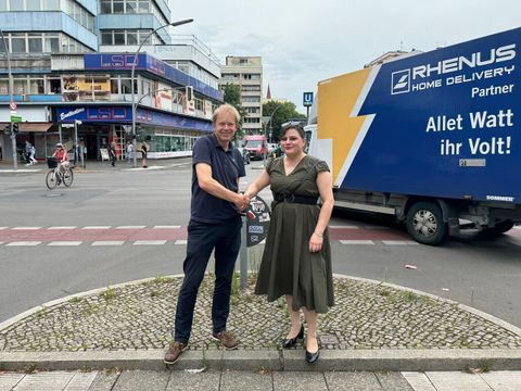 Bezirksstadträte Eva Majewski und Ephraim Gothe besiegeln die Zusammenarbeit zur Förderung des „Lebendigen Zentrums und Quartiers“ Potsdamer Straße (Bild: Bezirksamt Mitte)