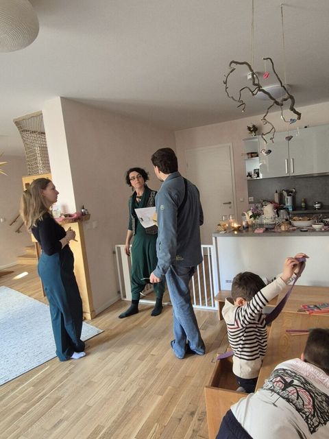 Eltern und Kinder lernen die Kindertagsespflegen kennen