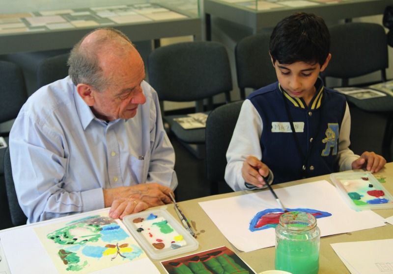 In der Malwerkstatt „Spielende Kinder in der Stadt“ mit Dieter Goltzsche und der Willkommensklasse der Anne-Frank-Grundschule Berlin Tiergarten, April 2016