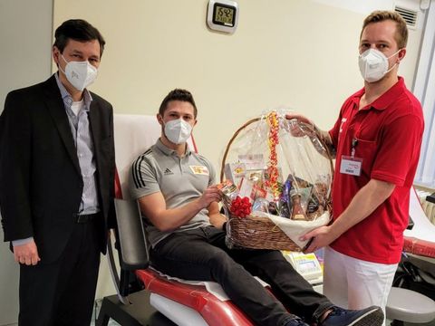 Gesundheitsstadtrat Uwe Brockhausen mit dem Spender Jonas Klammt und Zentrumsmanager Marcel Braun (v.l.n.r.) (Bild: Haema)