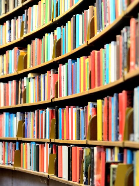 Rundes Bücherregal in öffentlicher Bibliothek