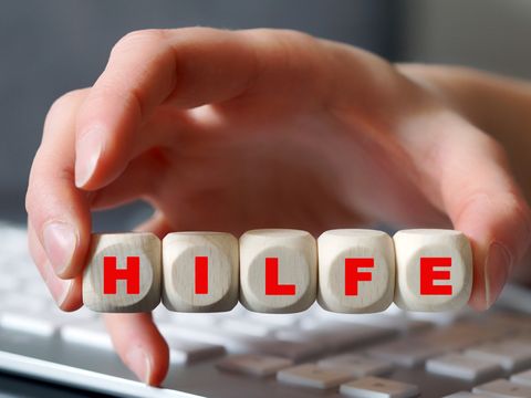 Das wort Hilfe zusamengesetzt aus Würfeln