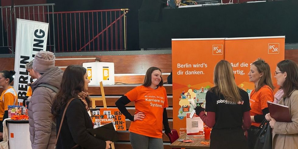 Bei der Messe kommen Kundinnen und Arbeitgebende ins Gespräch.