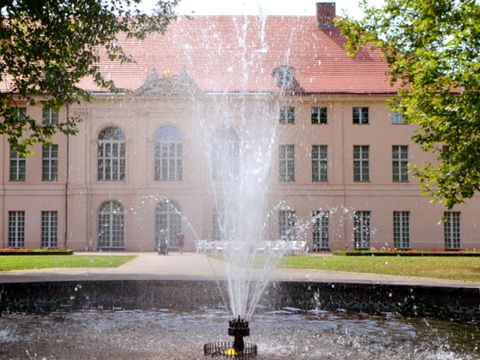 Schloss Schönhausen mit Springbrunnen