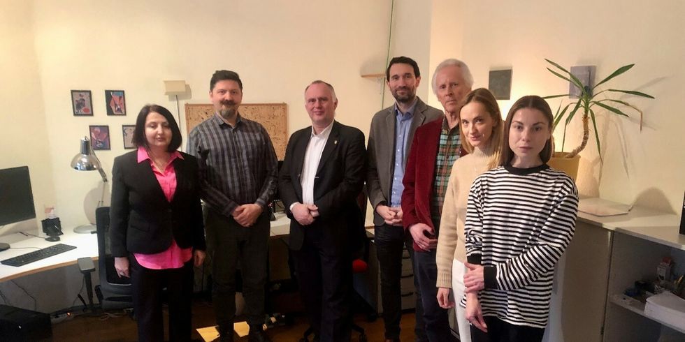 Bezirksstadtrat Detlef Wagner 3. von links; Psychiatriekoordinator David Deter, Geschäftsführer der Albatros gGmbH Friedrich Kiesinger und das Team der Psychologinnen und Psychologinnen für die Beratung von Menschen aus der Ukraine und umliegenden Gebieten.