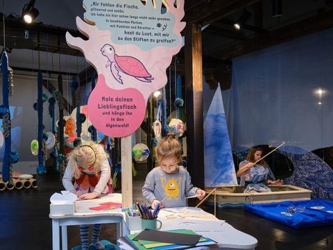 Blick in die Ausstellung "Ich bin Meer!" mit Kindern in Aktion (Bild: André Wagenzik)