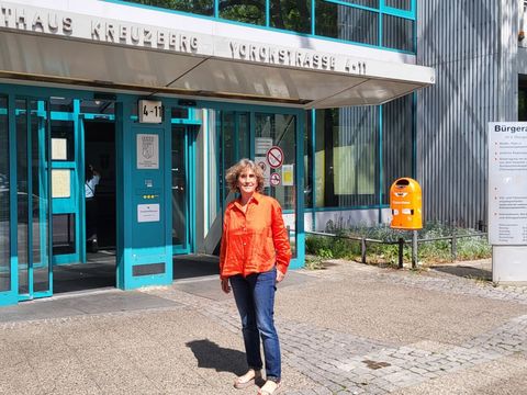 Dr. Begoña Petuya-Ituarte vor dem ehemaligen Rathaus Yorckstraße (Bild: Sabine Böhnig)