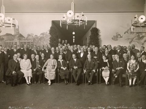 Mitglieder der Bezirksversammlung Schöneberg im Ratskeller, 1931 (Bild: A. von Freyberg, Museen Tempelhof-Schöneberg)