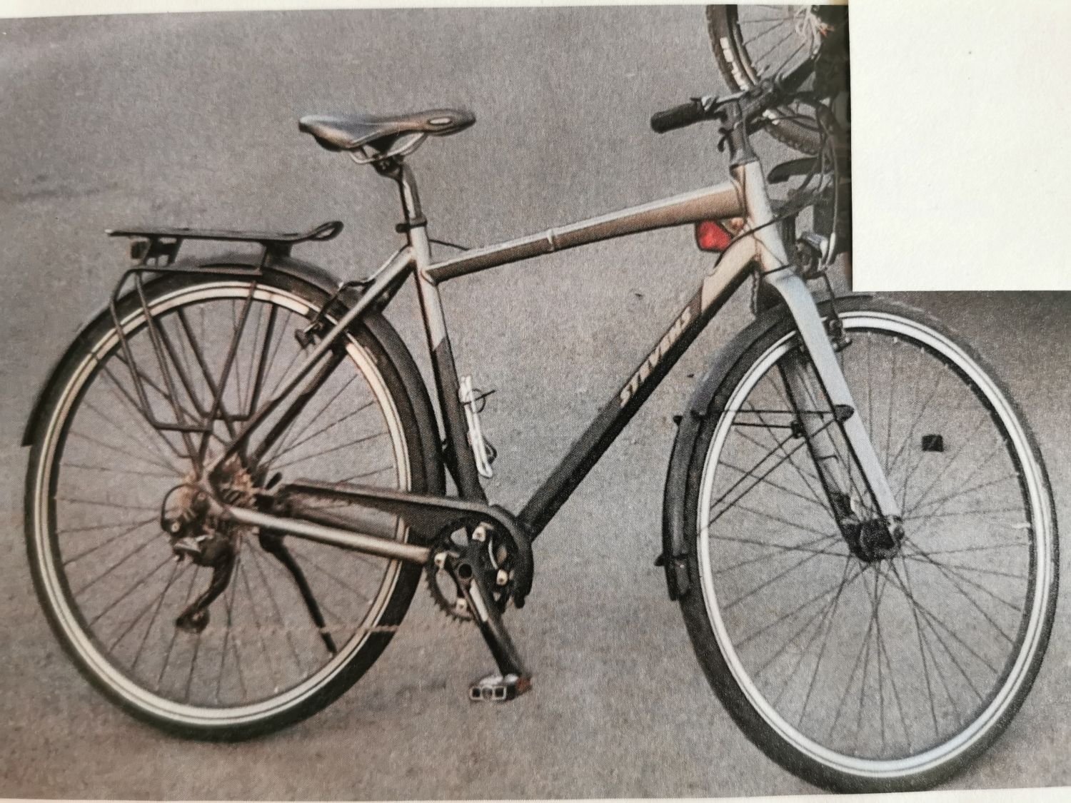 Schwarz-silberfarbenes Damenfahrrad
