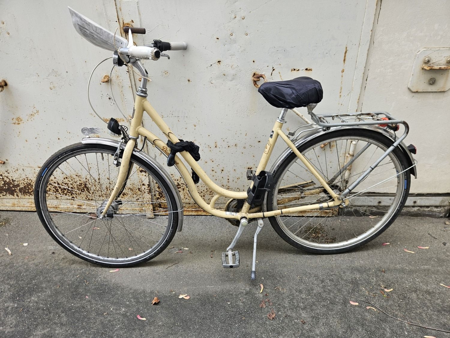 Beiges Damenfahrrad