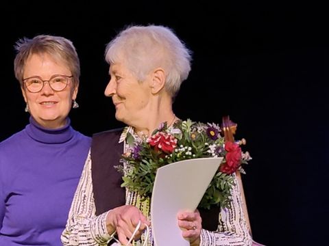 Die stellvertretende Bezirksbürgermeisterin und Sozialstadträtin Regine Sommer-Wetter (li) auf der Bühne des Kleinen Theaters