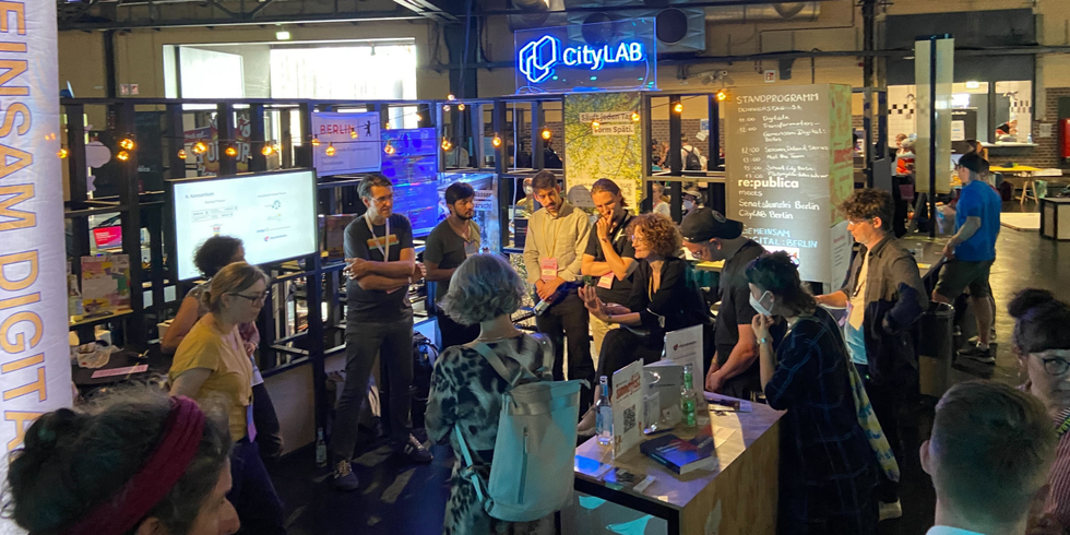 Bezirksamt Charlottenburg-Wilmersdorf stellt Projekt Smart Space Hardenbergplatz auf re:publica'22 vor