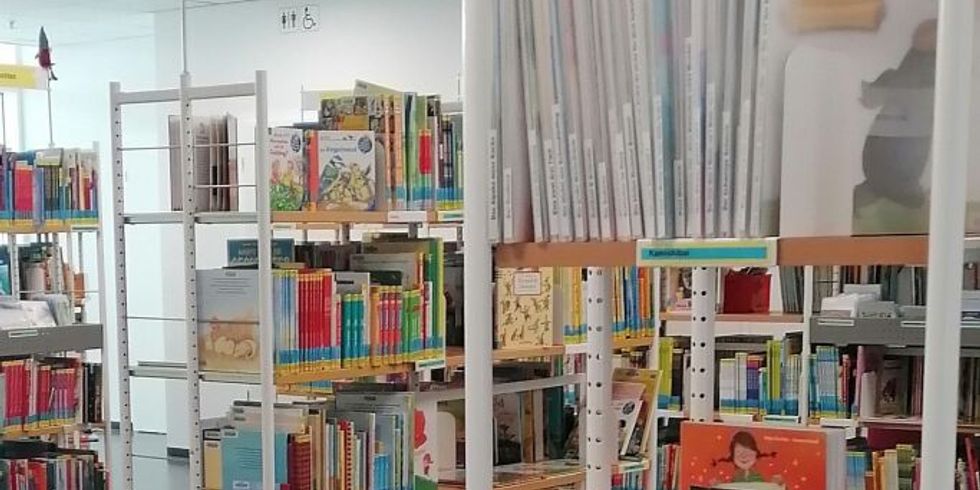 Kamishibai-Regal in der Stadtteilbibliothek Kaulsdorf