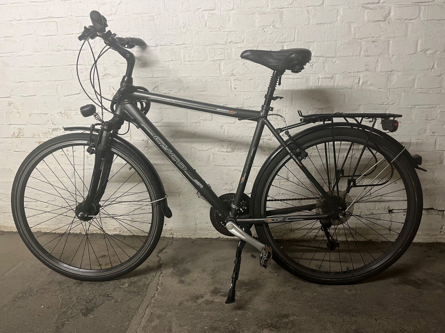 Graues Herrenfahrrad
