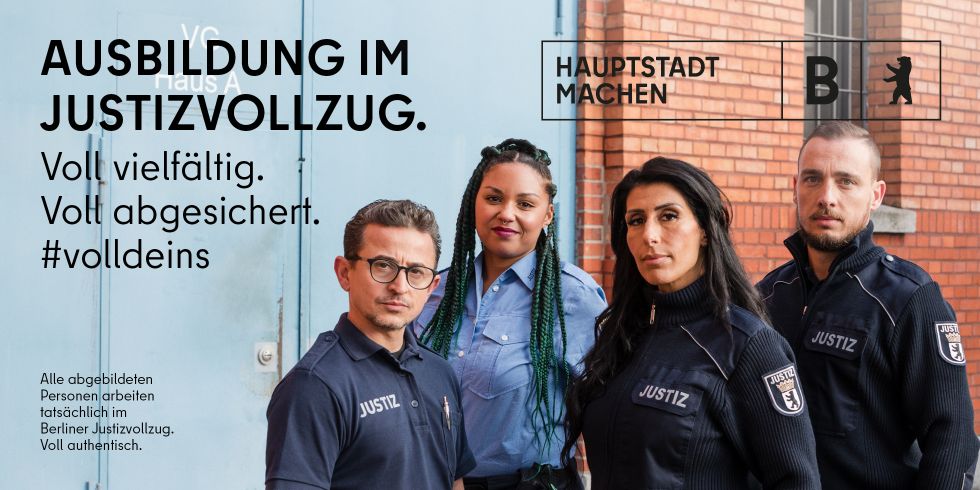 Justizvollzugsbedienstete vor einer Pforte in einer JVA