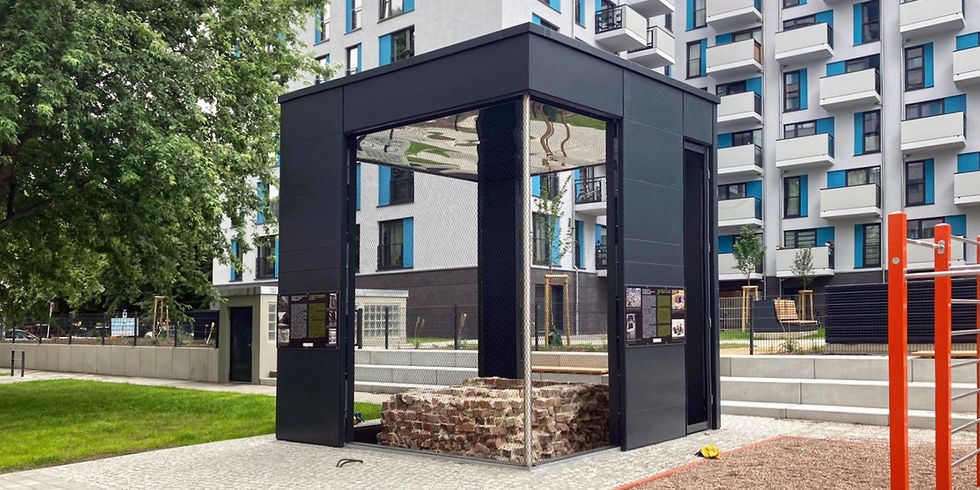 Mittelalterliche Latrine, an neuem Ort und geschützt unter einem Pavillon