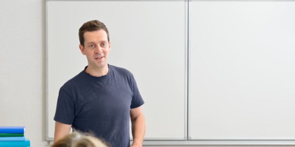 Lehrer_beim_Unterricht_in_der_Klasse