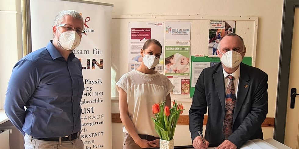 Ein Vertrag wird unterzeichnet: (v.L.) Steffen Schröder, Geschäftsführer der Bürgerstiftung, Sabrina Böhm und Bezirksstadtrat Detlef Wagner