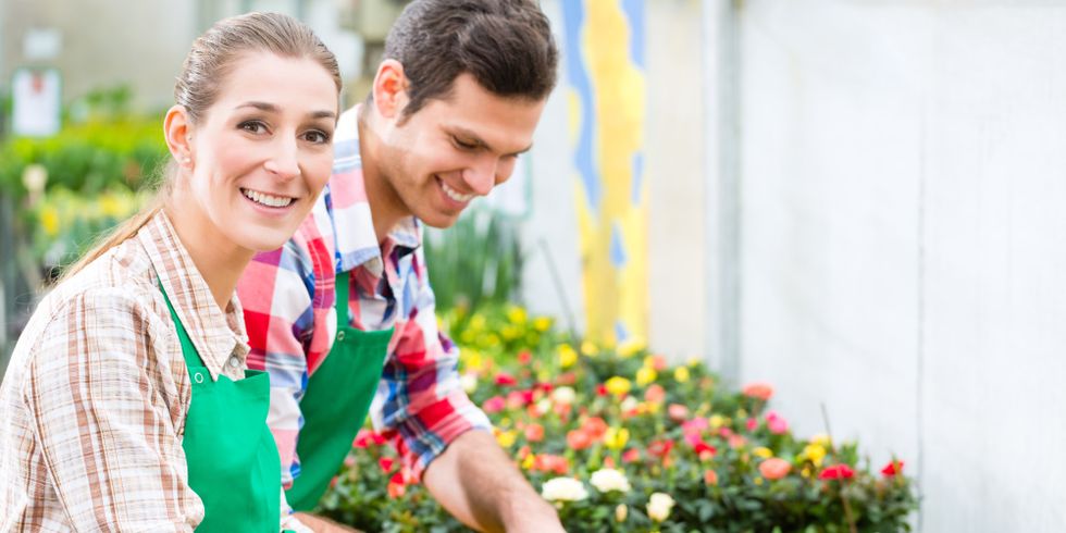 junge Frau und Mann beim Gärtnern