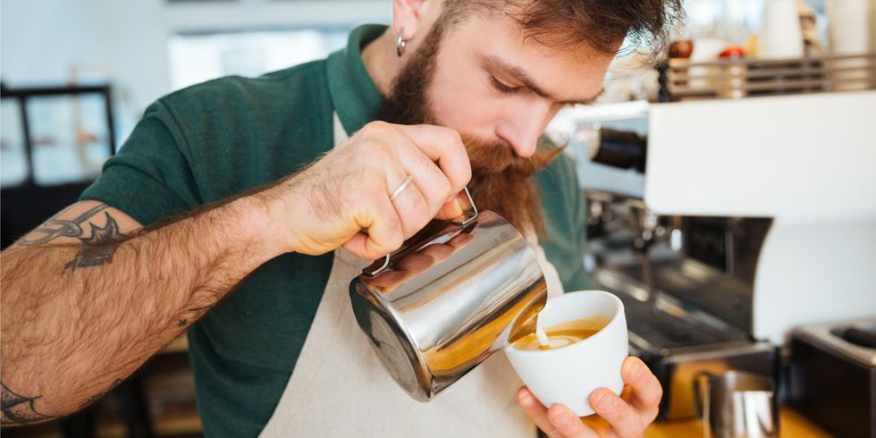 Barista macht Cappuccino im Café