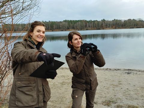 Die beiden Stadtnatur-Rangerinnen für Reinickendorf: Joanna Laß (links im Bild) und Victoria Wölk (Bild: Stiftung Naturschutz / Dennis von der Wall )