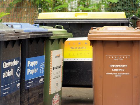 Die Speiseresttonne (rechts) komplettiert die gesetzeskonforme Getrenntsammlung.