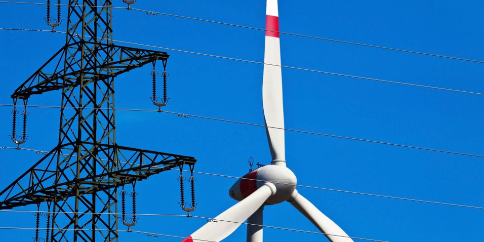 Windrad und Strommast