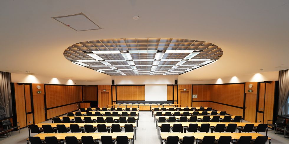 Großer Saal mit Tischen und Stühlen