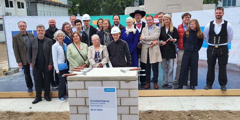 Dr. Torsten Kühne, Staatssekretär für Schulbau und Schuldigitalisierung, Andy Hehmke, Schulstadtrat und Schulleiterin, Corinna Wesche gemeinsam mit allen Planungsverantwortlichen am Grundstein