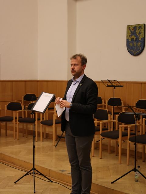 11. November 2025: Patrick Steinhoff, Bezirksstadtrat für Stadtentwicklung, heißt das Konzertpublikum willkommen