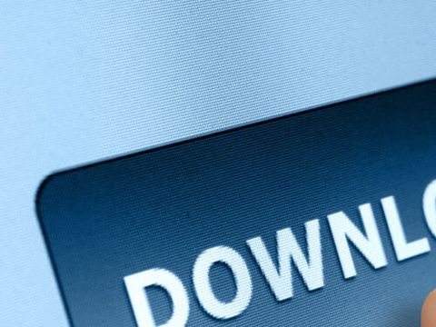 Ein Finger, der auf "Download" zeigt. Rechts daneben steht noch "Upload" zur Verfügung.