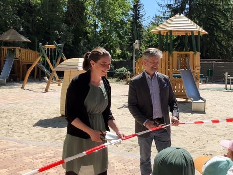 Bezirksstadträtin Dr. Saskia Ellenbeck und Bezirksstadtrat Oliver Schworck durchtrennten feierlich das Band zur Eröffnung.