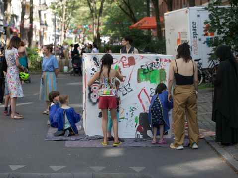 Jugendliche beim Malen bei der Block Party