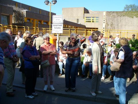Vor der Reinfelder-Schule, Foto: KHMM
