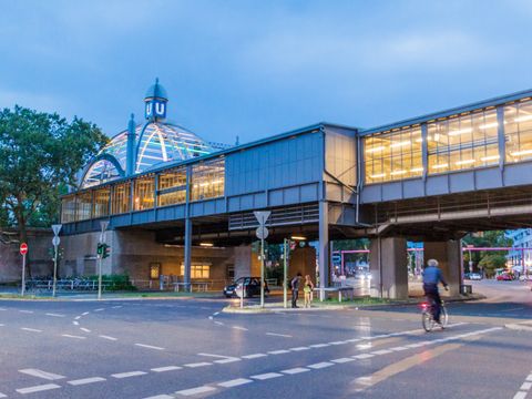 U-Bahnhof Nollendorfplatz in der Dämmerung beleuchtet in Regenbogenfarben
