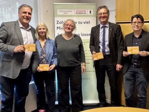 Mitarbeitende der Mietpreisprüfstelle und Senator Christian Gaebler und Staatssekretär Stephan Machulik