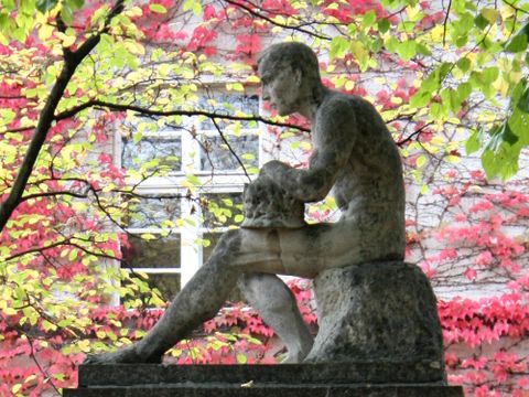 Sitzender Jüngling auf dem Ehrenmal