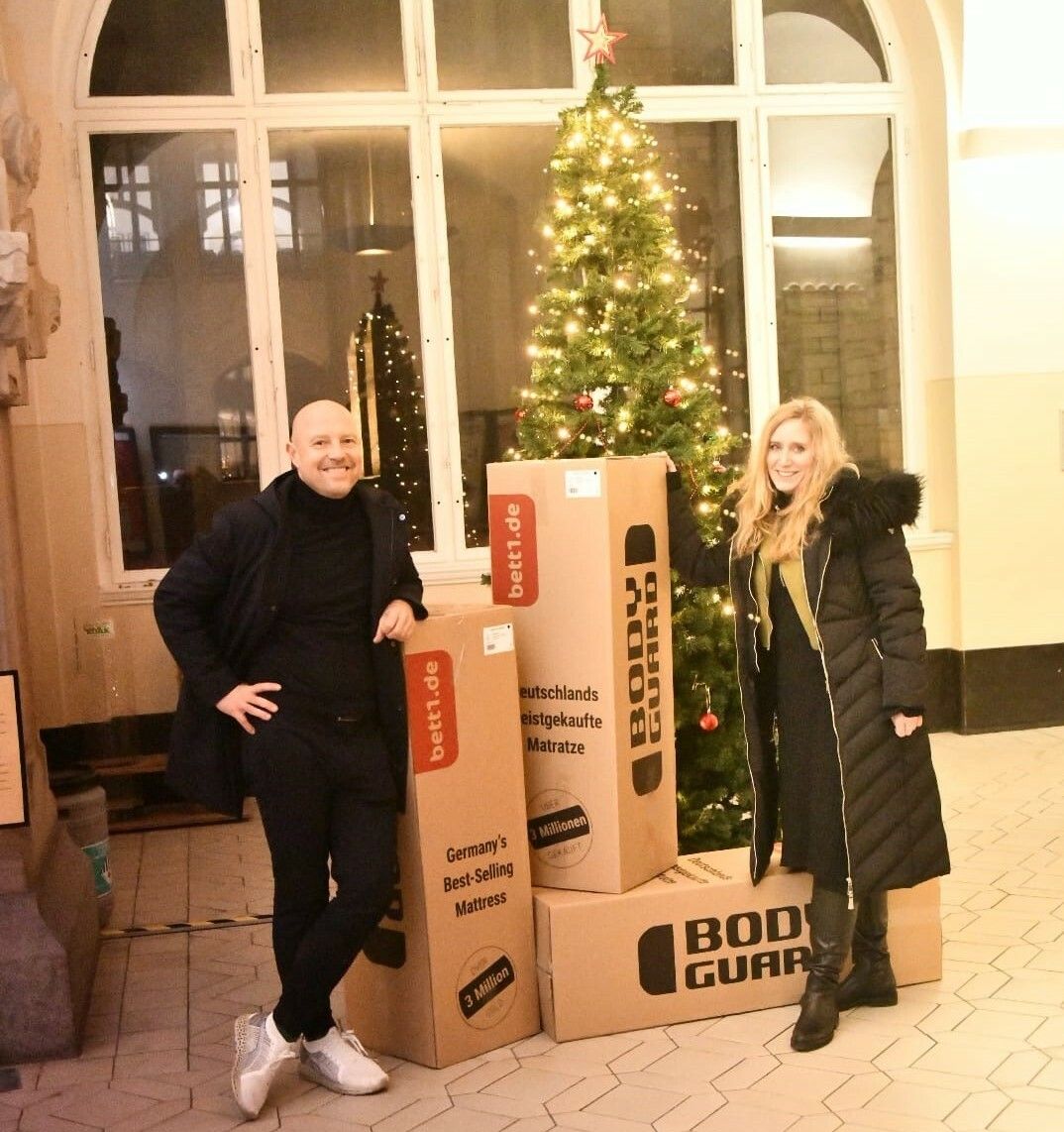 Unternehmen Bett1 spendet dem Bezirksamt Charlottenburg-Wilmersdorf