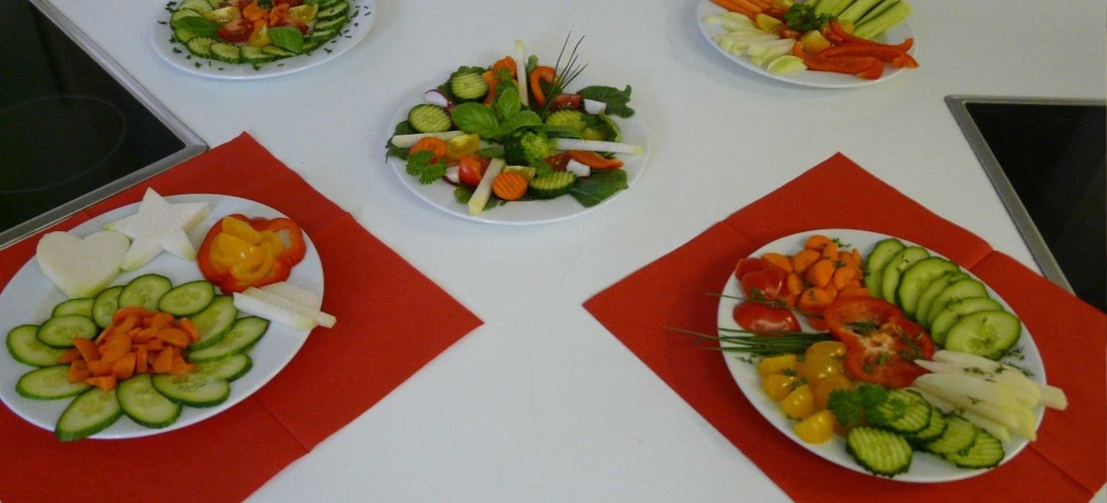 ein Tisch gedeckt mit mehreren Rohkost-Gemüsetellern