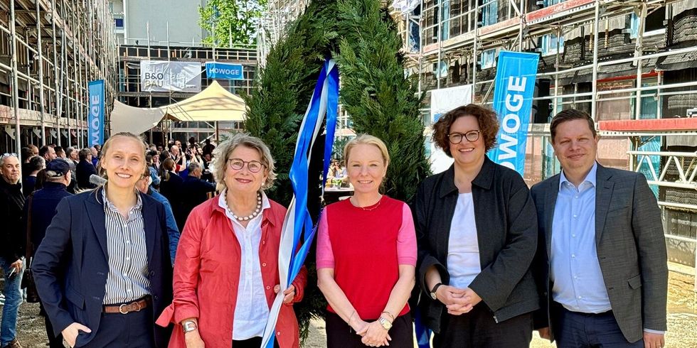 2026-05-21 Richtfest Rosenfelder Ring, von links nach rechts: Dr. Friederike Münn (Geschäftsführung GF B&O BAU), Staatssekretärin und Senatsbaudirektorin Prof. Petra Kahlfeld, Inga Stein-Barthelmes (Geschäftsführung HOWOGE), Bezirksstadträtin Camilla Schuler, Bezirksbürgermeister Martin Schaefer