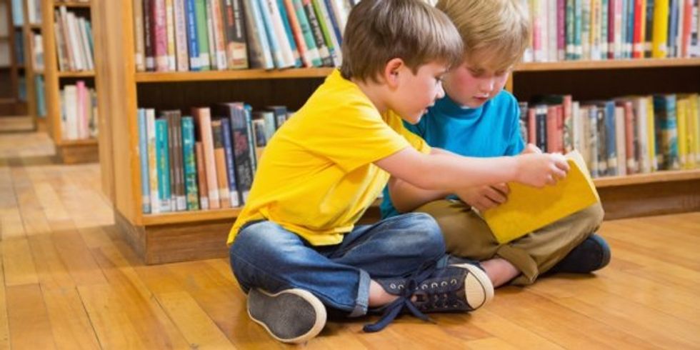 Zwei_Kinder_lesen_ein_Buch