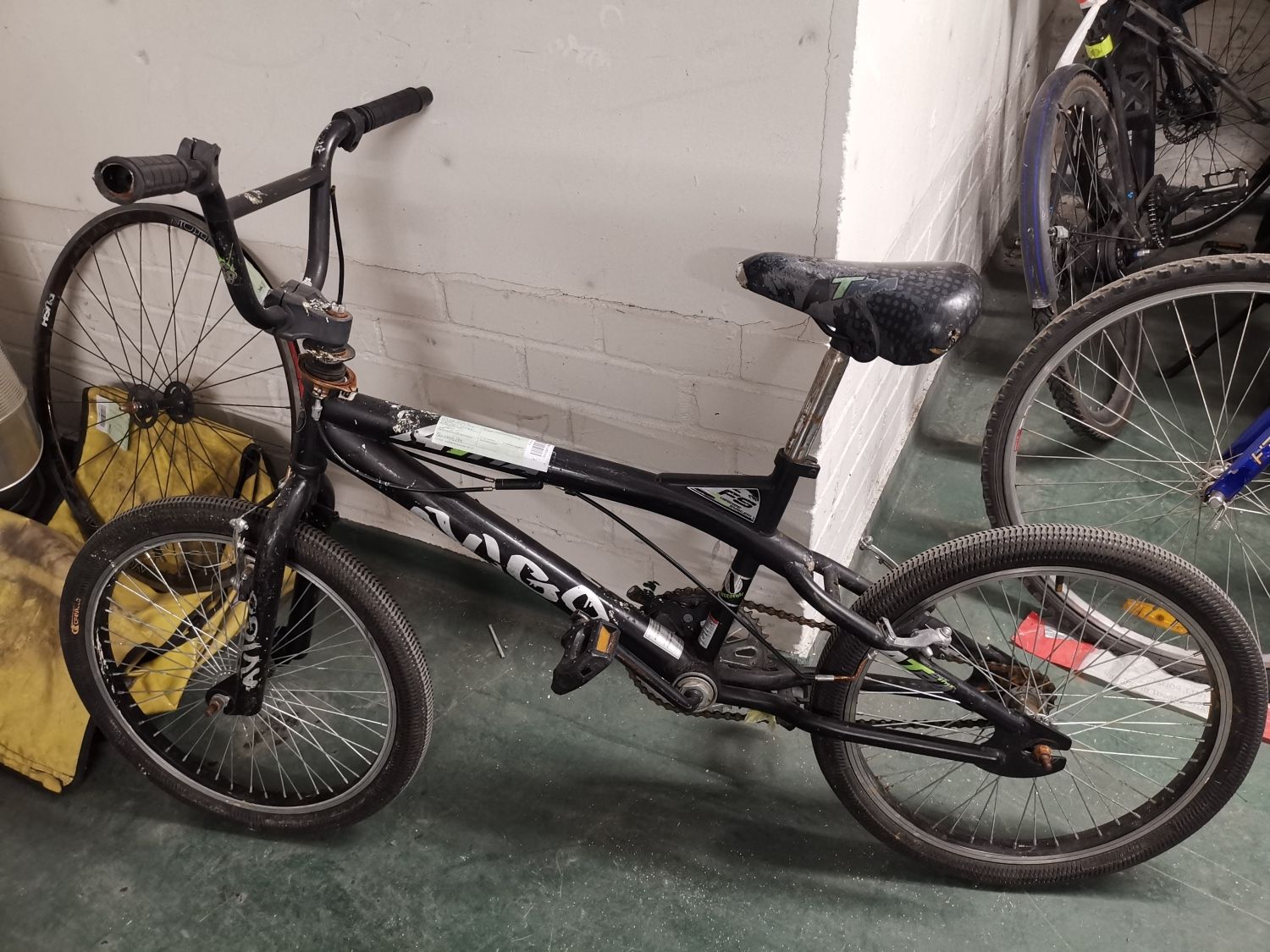 Schwarzes BMX-Fahrrad