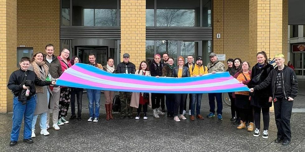 Das Bezirksamt Marzahn-Hellersdorf und engagierte Personen aus dem Bezirk hissen zum ersten Mal die Transgender-Fahne vor dem Rathaus.